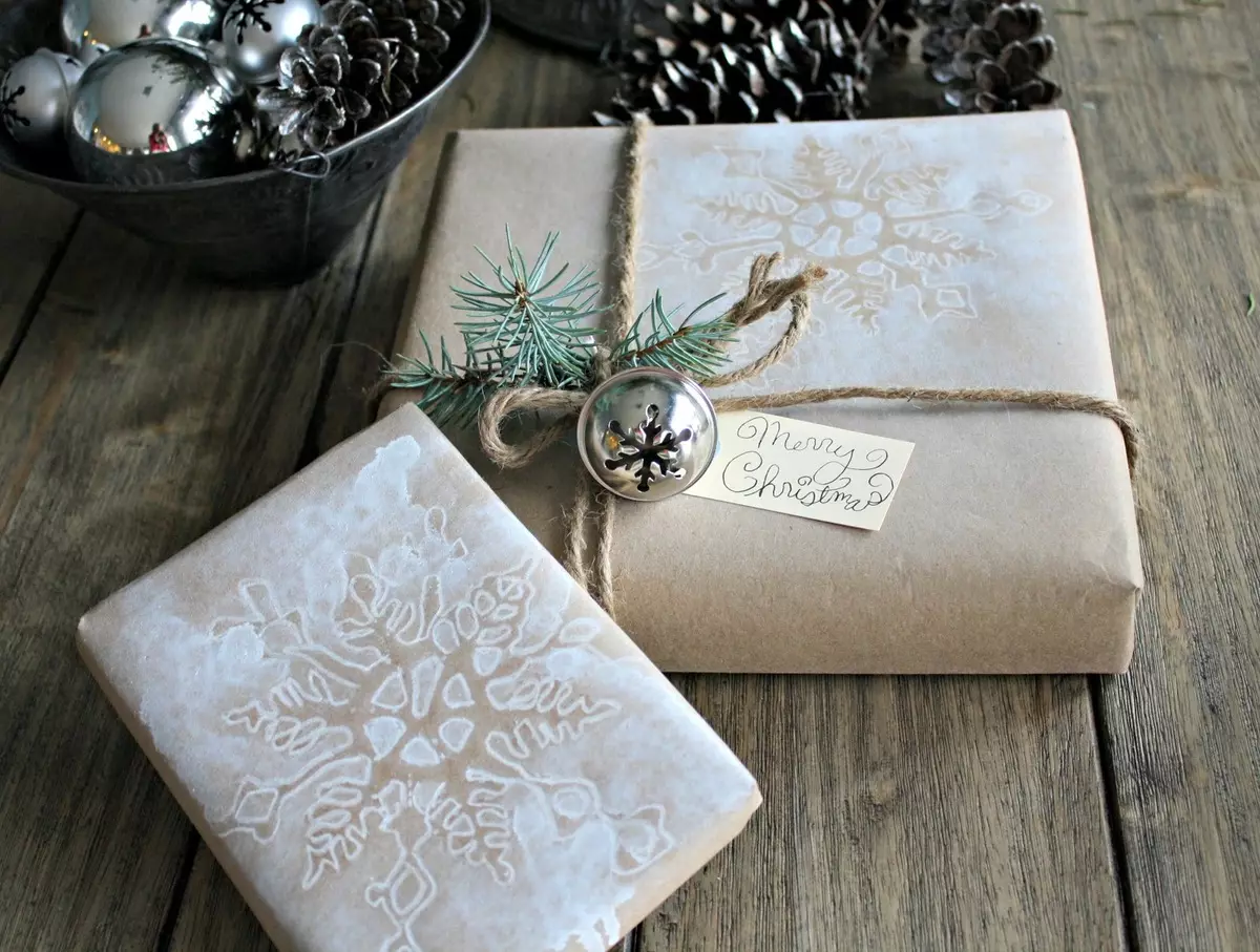 नए साल के लिए उपहार कैसे पैक करें? अपने हाथों से नए साल के उपहार को कितना सुंदर और मूल रूप से लपेटें? बैग और उत्सव कागज का उपयोग करें 18799_6