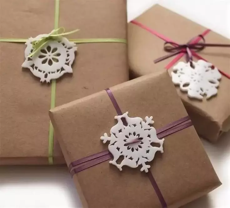 नए साल के लिए उपहार कैसे पैक करें? अपने हाथों से नए साल के उपहार को कितना सुंदर और मूल रूप से लपेटें? बैग और उत्सव कागज का उपयोग करें 18799_7