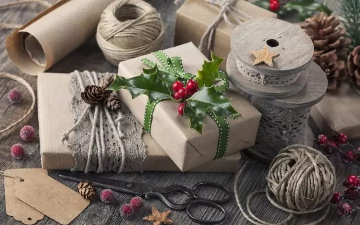 क्रिसमस उपहार के लिए पैकेजिंग: चुनने के लिए बेहतर क्या है: नए साल के लिए बक्से, नया साल बैग या सुंदर पैकेज? मीठे उपहार के लिए पैकेजिंग पेपर और बैग कौन सा उपयुक्त हैं? 18802_12