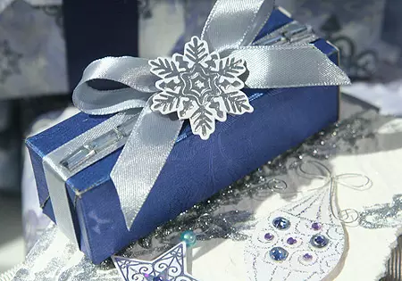क्रिसमस उपहार के लिए पैकेजिंग: चुनने के लिए बेहतर क्या है: नए साल के लिए बक्से, नया साल बैग या सुंदर पैकेज? मीठे उपहार के लिए पैकेजिंग पेपर और बैग कौन सा उपयुक्त हैं? 18802_13