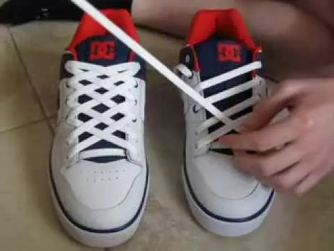 ფეხსაცმლის lacing (79 ფოტო): როგორ ლამაზად ჰალსტუხი laces, მარტივი გზები და ტიპის lacing ზამთრის ფეხსაცმელი, პარამეტრები გარეშე მშვილდი 1881_46