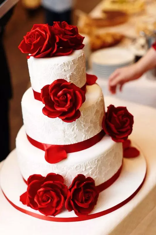 Poročna torta z živo Cvetovi (34 fotografij): Slaščice z jagodami, okrašena z vrtnicami za poroko 18874_11