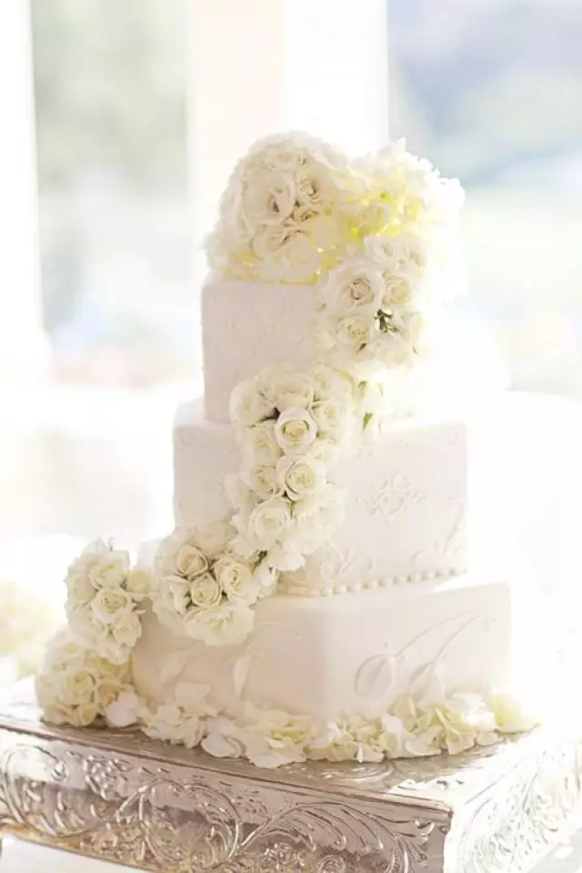 Γαμήλια τούρτα με ζωντανά λουλούδια (34 φωτογραφίες): ζαχαροπλαστική με μούρα, διακοσμημένα με τριαντάφυλλα για ένα γάμο 18874_12