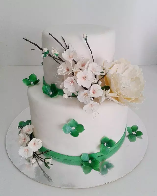 Torta nuziale con fiori vivi (34 foto): pasticceria con frutti di bosco, decorata con rose per un matrimonio 18874_13