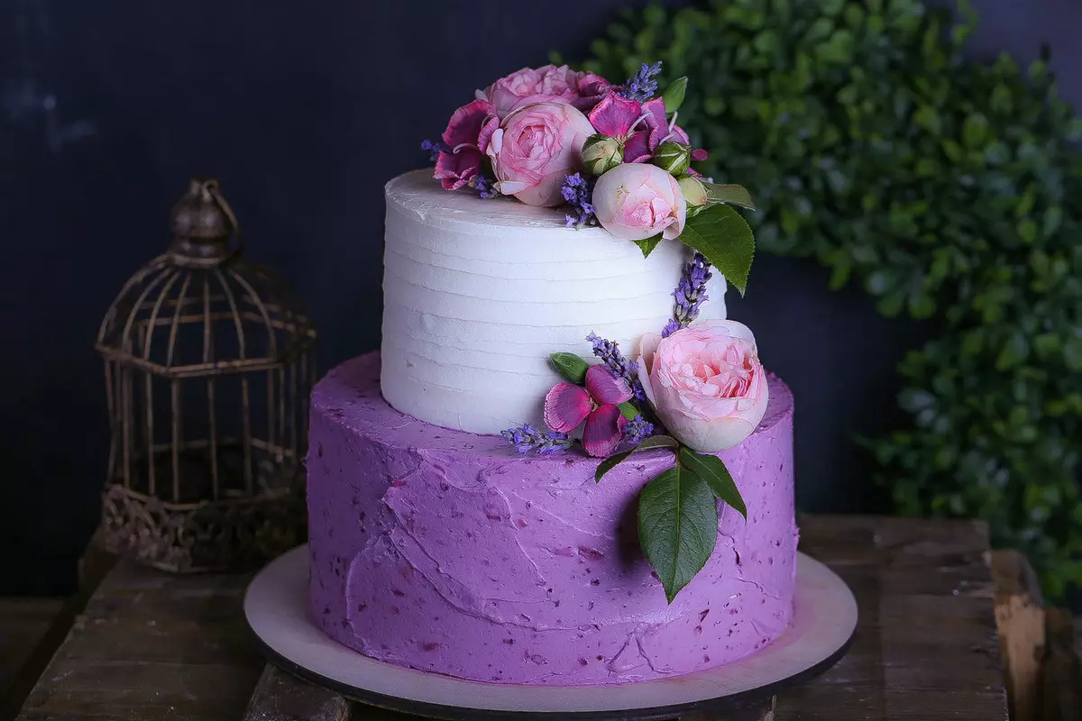 Svatební dort s živými květy (34 photos): Cukrovinky s ovocem, zdobené růží pro svatbu 18874_14