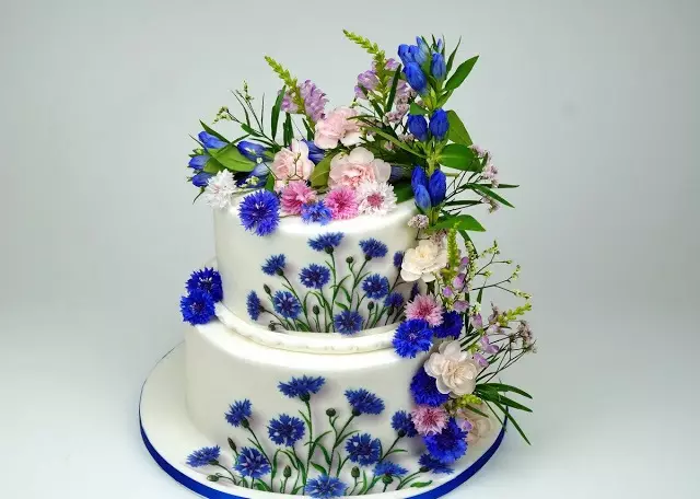 เค้กแต่งงานกับดอกไม้สด (34 รูป): ลูกกวาดด้วยผลเบอร์รี่ตกแต่งด้วยดอกกุหลาบสำหรับงานแต่งงาน 18874_15