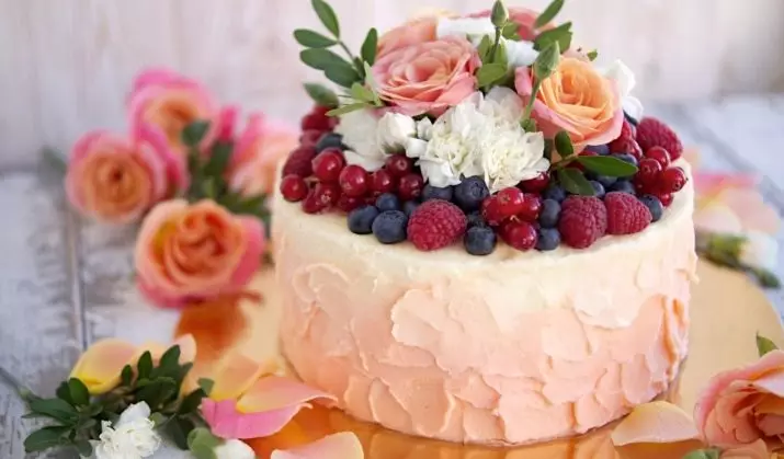 Canlı çiçeklerle düğün pastası (34 fotoğraf): Çilek ile şekerleme, bir düğün için gül ile süslenmiş 18874_16