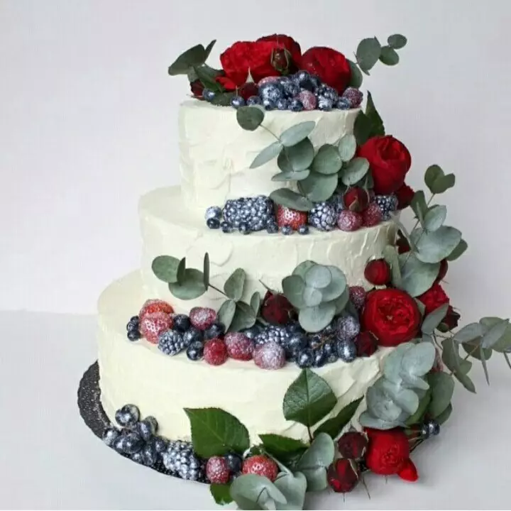 Poročna torta z živo Cvetovi (34 fotografij): Slaščice z jagodami, okrašena z vrtnicami za poroko 18874_17