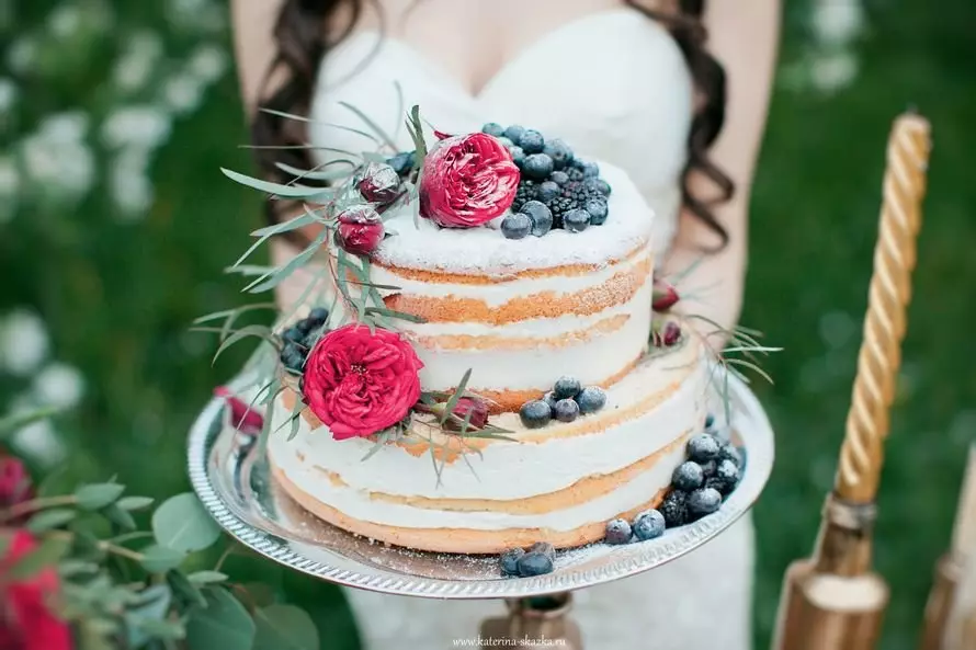 與活花的婚禮蛋糕（34張照片）：糖果用莓果，裝飾用玫瑰婚禮 18874_18