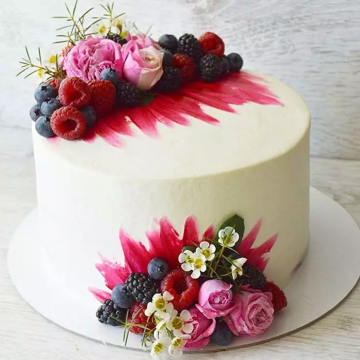 Γαμήλια τούρτα με ζωντανά λουλούδια (34 φωτογραφίες): ζαχαροπλαστική με μούρα, διακοσμημένα με τριαντάφυλλα για ένα γάμο 18874_19