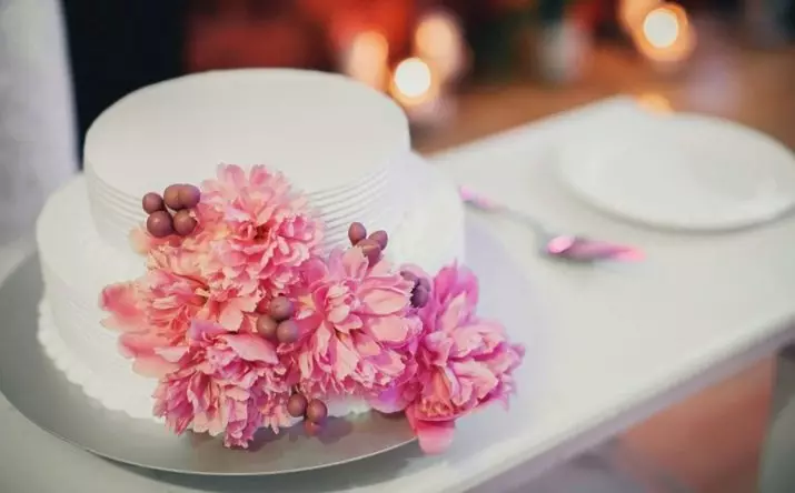Svatební dort s živými květy (34 photos): Cukrovinky s ovocem, zdobené růží pro svatbu 18874_2