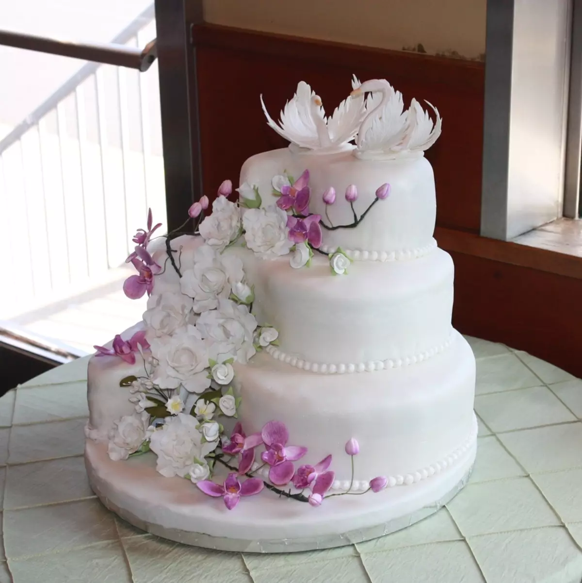Wedding cake mei live blommen (34 foto's): Bouwkerij mei bessen, fersierd mei roazen foar in brulloft 18874_21