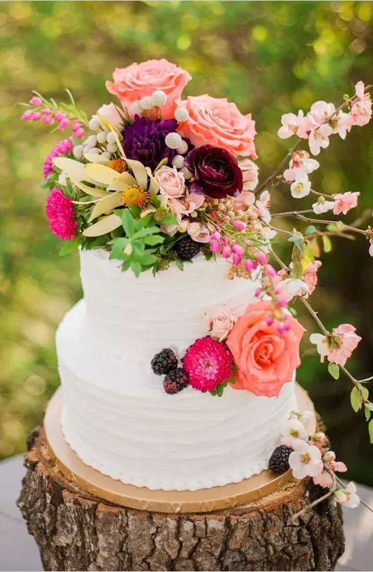 Γαμήλια τούρτα με ζωντανά λουλούδια (34 φωτογραφίες): ζαχαροπλαστική με μούρα, διακοσμημένα με τριαντάφυλλα για ένα γάμο 18874_24