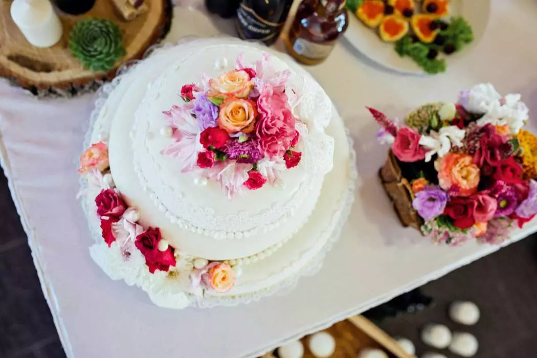 Canlı çiçeklerle düğün pastası (34 fotoğraf): Çilek ile şekerleme, bir düğün için gül ile süslenmiş 18874_4