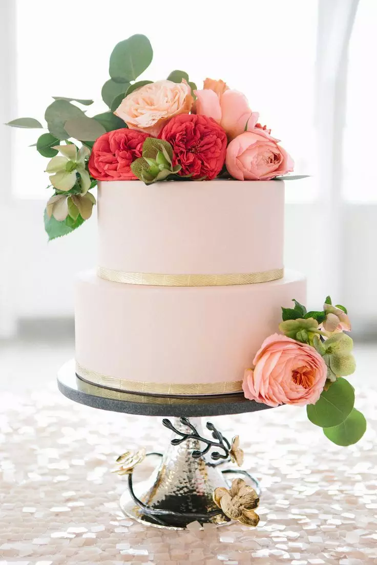 کیک عروسی با گل های زنده (34 عکس): شیرینی سازی با انواع توت ها، تزئین شده با گل رز برای عروسی 18874_5