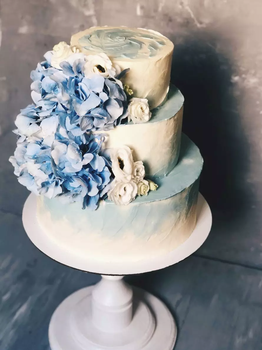 Сватбена торта с живи цветя (34 снимки): сладкарски изделия с плодове, украсени с рози за сватба 18874_6