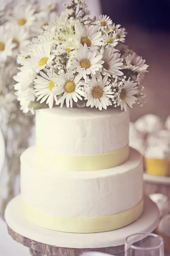 Cake dasmës me lule të gjalla (34 foto): ëmbëltore me manaferrat, të dekoruara me trëndafila për një martesë 18874_8