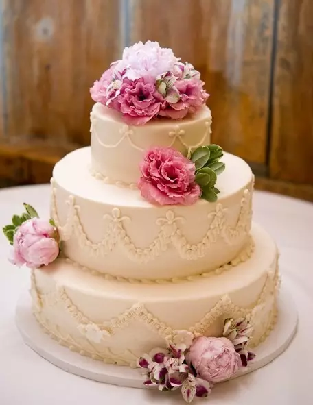 Tort weselny z kwiatami na żywo (34 zdjęcia): Wyroby cukiernicze z jagodami, ozdobione różami na ślub 18874_9