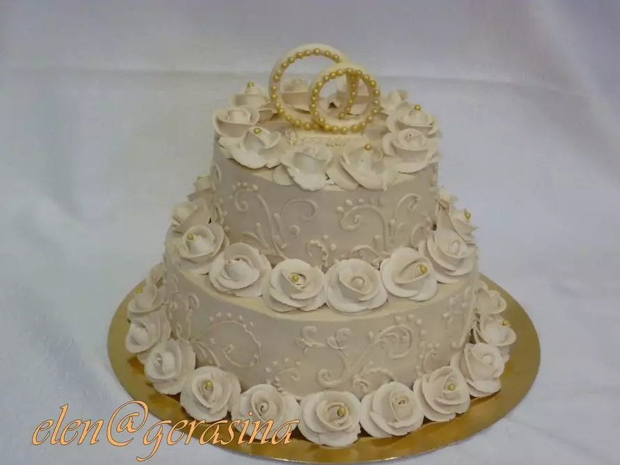 Krémes esküvői torta (44 fotó): Gyönyörű torta dekoráció esküvői virágok, piros és fehér sivatagi hattyúk, torta szív fehérje krémmel állvánnyal 18876_10