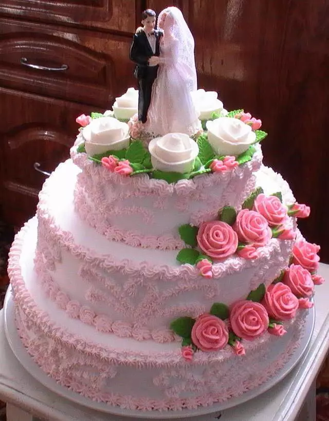 Cake Wedding ຄີມ (44 ຮູບພາບ): ອອກແບບສວຍງາມສໍາລັບດອກໄມ້ແຕ່ງງານ, ການອອກແບບຂອງ swans ທະເລຊາຍສີແດງແລະສີຂາວ, ຫົວໃຈ Cake ທີ່ມີທາດໂປຼຕີນ 18876_11