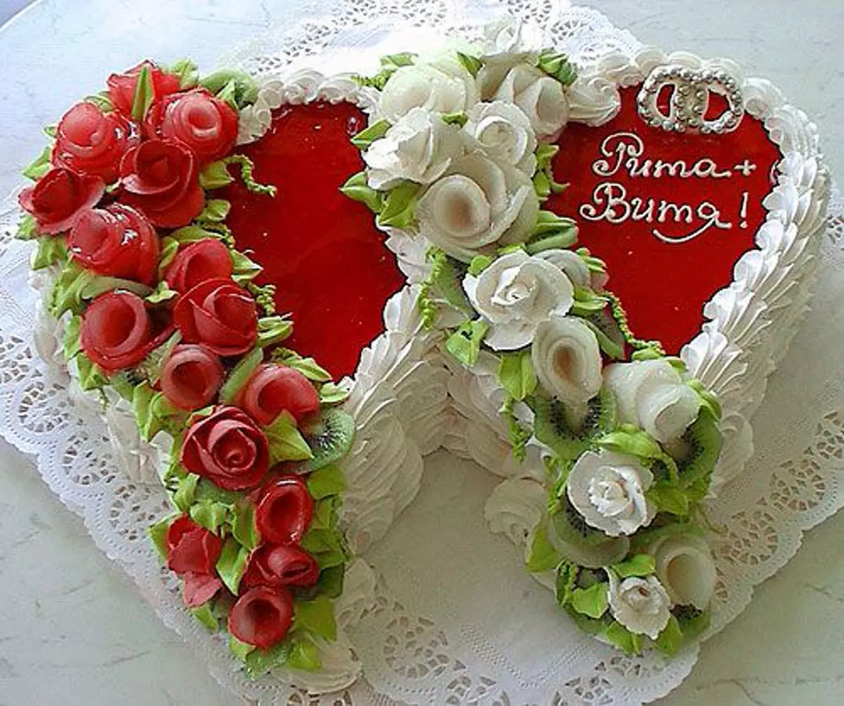 奶油婚禮蛋糕（44張照片）：婚禮花的美麗的蛋糕裝飾，紅色和白色沙漠天鵝的設計，與蛋白質奶油的蛋糕心臟在立場上 18876_12