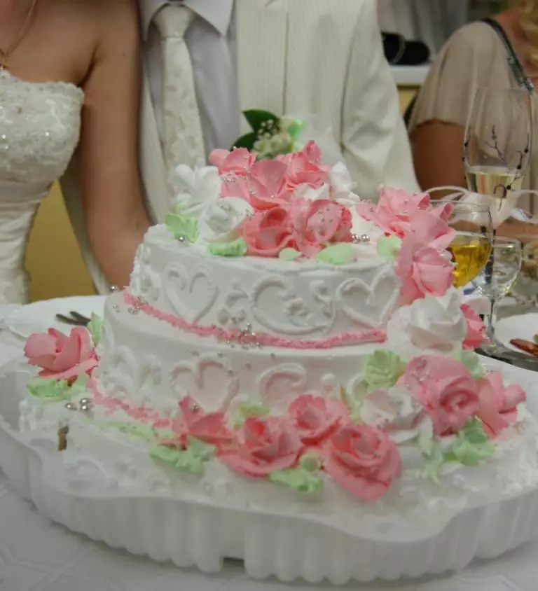 Cream Wedding Cake (44 mga larawan): Magagandang cake Dekorasyon para sa mga bulaklak sa kasal, disenyo ng pula at puting disyerto swans, cake puso na may protina cream sa stand 18876_13