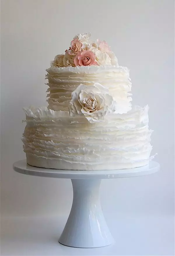 Cream Wedding Cake (44 billeder): Smuk kage dekoration til bryllup blomster, design af røde og hvide ørken svaner, kage hjerte med protein creme på stand 18876_14