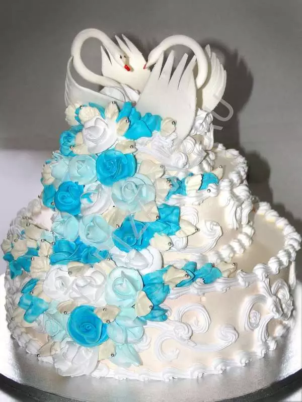 奶油婚禮蛋糕（44張照片）：婚禮花的美麗的蛋糕裝飾，紅色和白色沙漠天鵝的設計，與蛋白質奶油的蛋糕心臟在立場上 18876_15