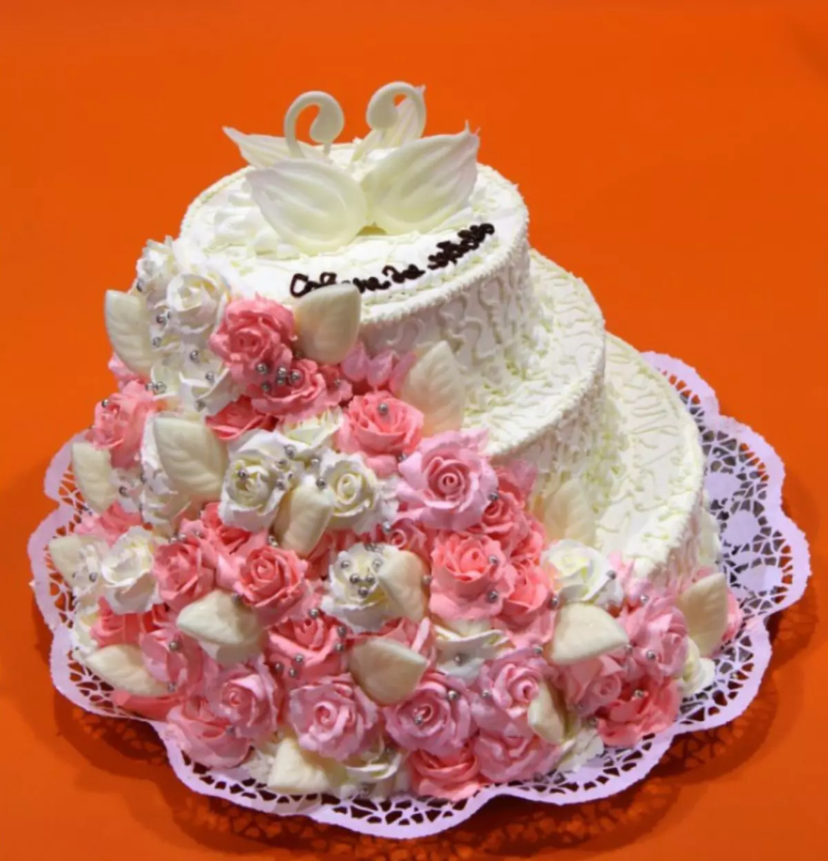 Cream Wedding Cake (44 billeder): Smuk kage dekoration til bryllup blomster, design af røde og hvide ørken svaner, kage hjerte med protein creme på stand 18876_16