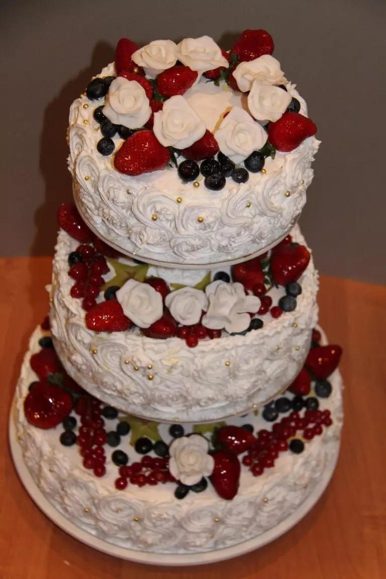 Cream Wedding Cake (44 mga larawan): Magagandang cake Dekorasyon para sa mga bulaklak sa kasal, disenyo ng pula at puting disyerto swans, cake puso na may protina cream sa stand 18876_17