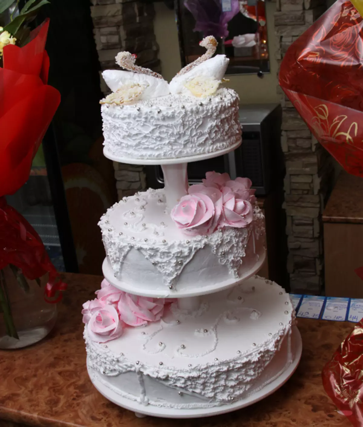 Cake Wedding ຄີມ (44 ຮູບພາບ): ອອກແບບສວຍງາມສໍາລັບດອກໄມ້ແຕ່ງງານ, ການອອກແບບຂອງ swans ທະເລຊາຍສີແດງແລະສີຂາວ, ຫົວໃຈ Cake ທີ່ມີທາດໂປຼຕີນ 18876_18