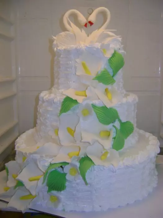 奶油婚禮蛋糕（44張照片）：婚禮花的美麗的蛋糕裝飾，紅色和白色沙漠天鵝的設計，與蛋白質奶油的蛋糕心臟在立場上 18876_19