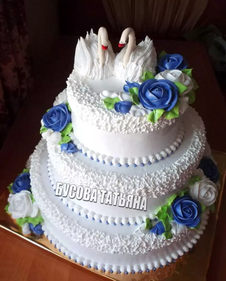 Cream Wedding Cake (44 mga larawan): Magagandang cake Dekorasyon para sa mga bulaklak sa kasal, disenyo ng pula at puting disyerto swans, cake puso na may protina cream sa stand 18876_20