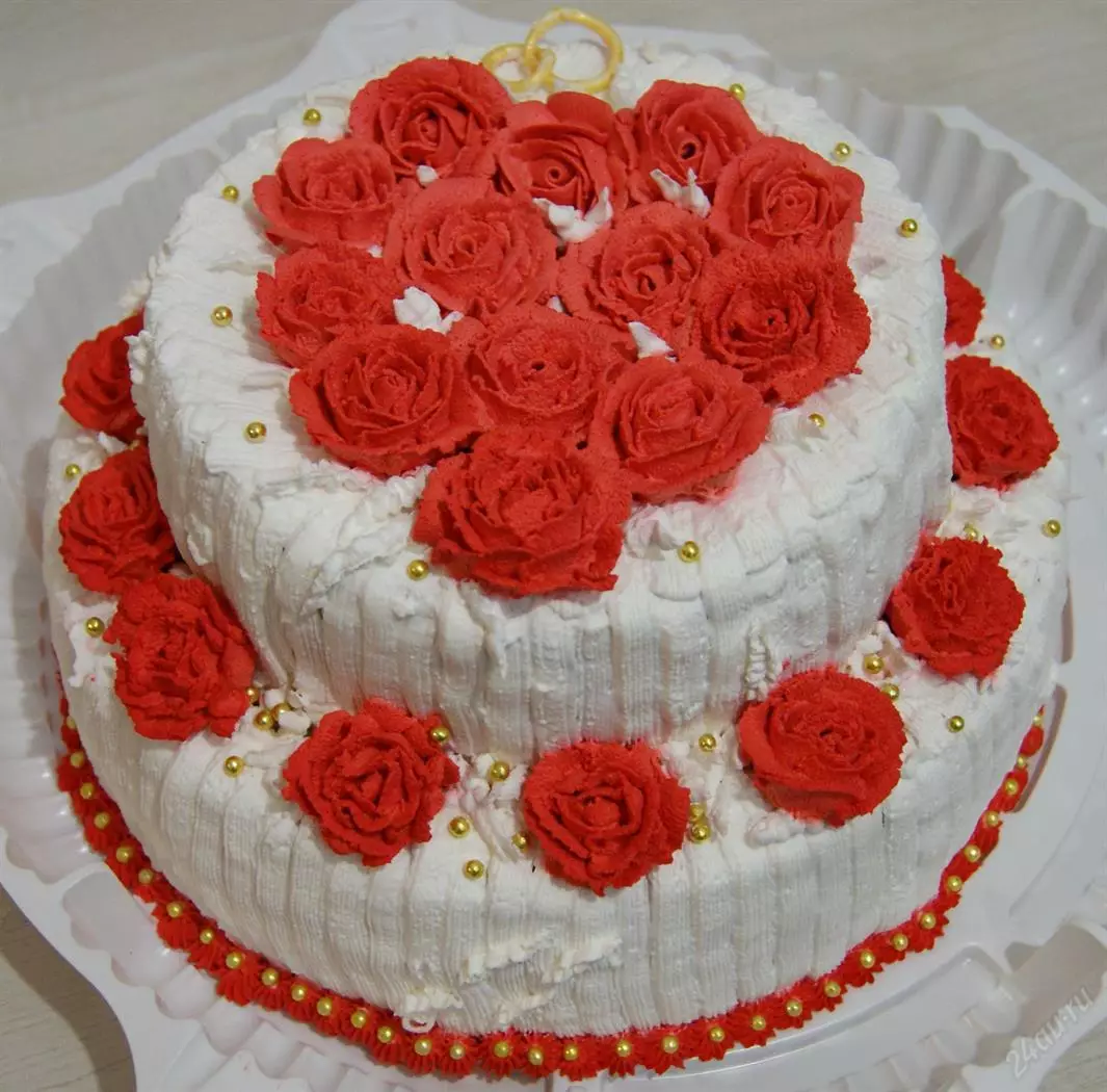 奶油婚禮蛋糕（44張照片）：婚禮花的美麗的蛋糕裝飾，紅色和白色沙漠天鵝的設計，與蛋白質奶油的蛋糕心臟在立場上 18876_21
