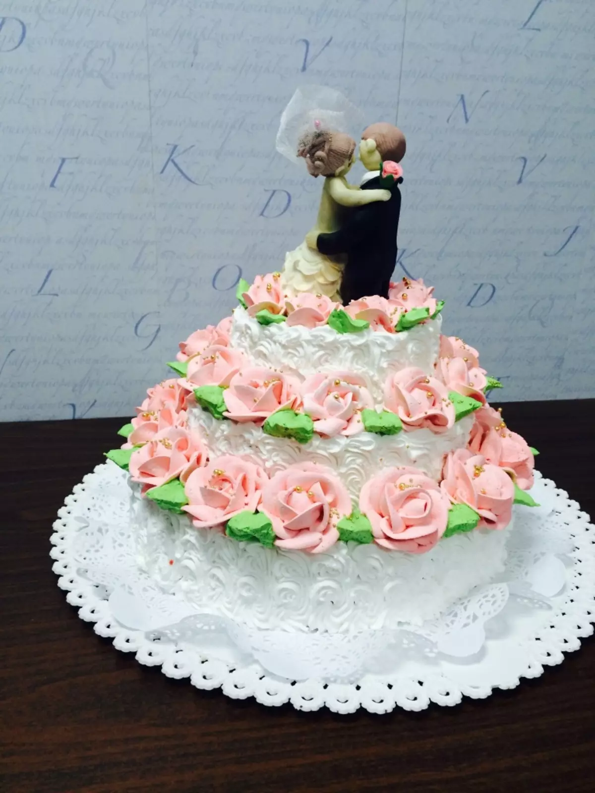 Krém Svadobná torta (44 fotografií): Krásna tortu dekorácie pre svadobné kvety, dizajn červených a bielych púštnych labute, tortu srdce s bielkovinovým krémom na stojan 18876_22