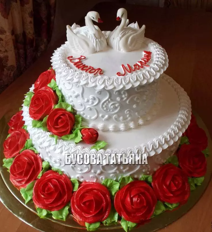 Krém Svadobná torta (44 fotografií): Krásna tortu dekorácie pre svadobné kvety, dizajn červených a bielych púštnych labute, tortu srdce s bielkovinovým krémom na stojan 18876_23