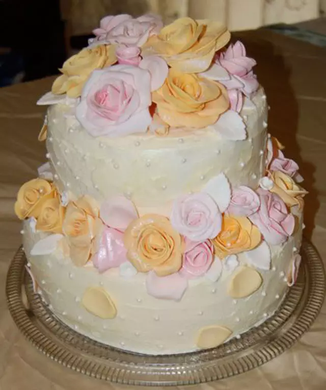 Cream Wedding Cake (44 billeder): Smuk kage dekoration til bryllup blomster, design af røde og hvide ørken svaner, kage hjerte med protein creme på stand 18876_24