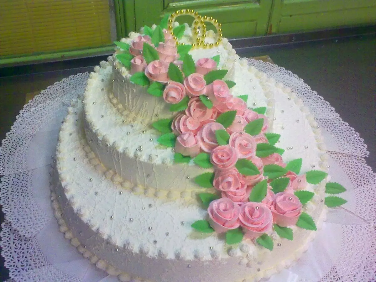 Cream Wedding Cake (44 billeder): Smuk kage dekoration til bryllup blomster, design af røde og hvide ørken svaner, kage hjerte med protein creme på stand 18876_25
