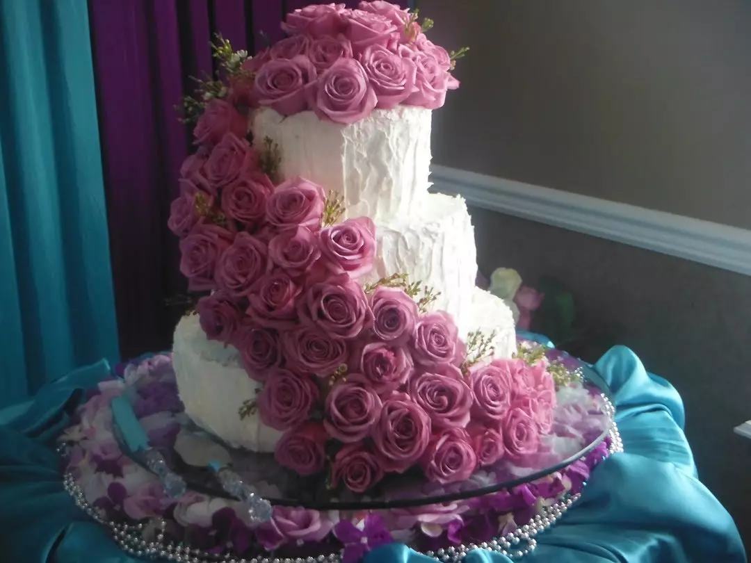 Cream Wedding Cake (44 mga larawan): Magagandang cake Dekorasyon para sa mga bulaklak sa kasal, disenyo ng pula at puting disyerto swans, cake puso na may protina cream sa stand 18876_26