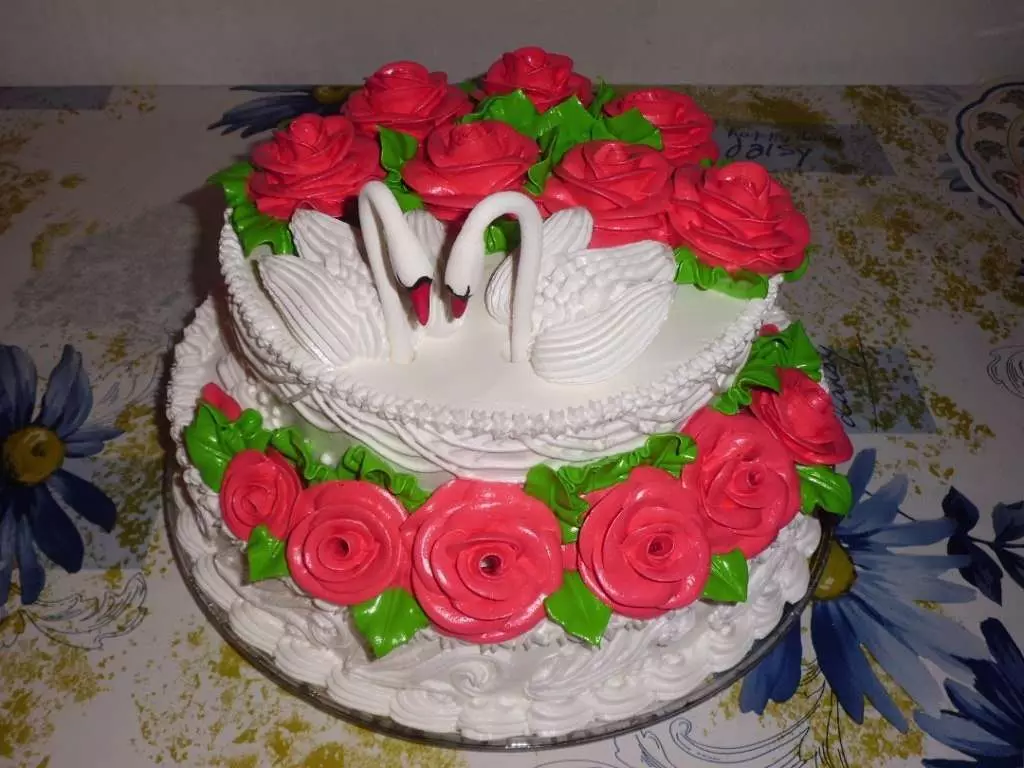 Cream Wedding Cake (44 mga larawan): Magagandang cake Dekorasyon para sa mga bulaklak sa kasal, disenyo ng pula at puting disyerto swans, cake puso na may protina cream sa stand 18876_27