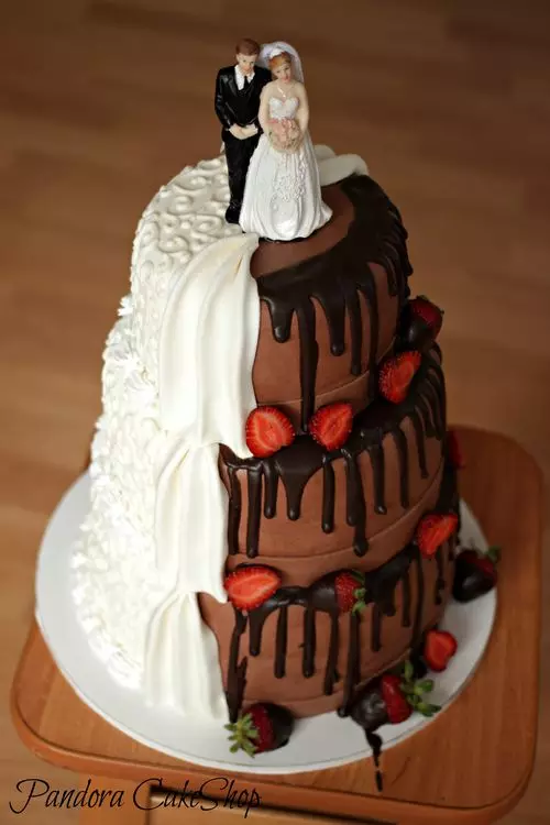 Крэмавы вясельны торт (44 фота): прыгожае ўпрыгожванне торта на вяселле кветкамі, афармленне чырвона-белага дэсерту лебедзямі, торт-сердце з бялковым крэмам на падстаўцы 18876_28