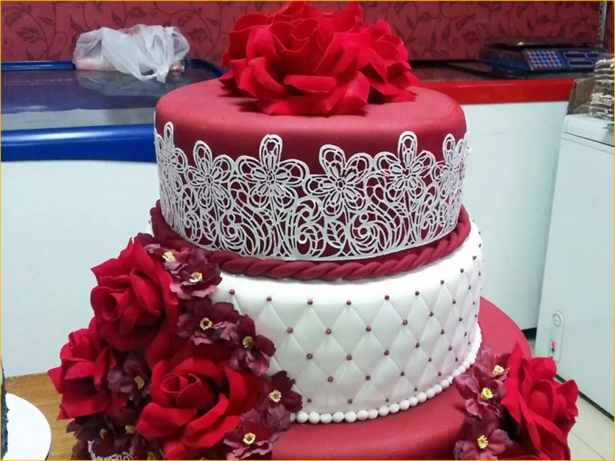 奶油婚禮蛋糕（44張照片）：婚禮花的美麗的蛋糕裝飾，紅色和白色沙漠天鵝的設計，與蛋白質奶油的蛋糕心臟在立場上 18876_3