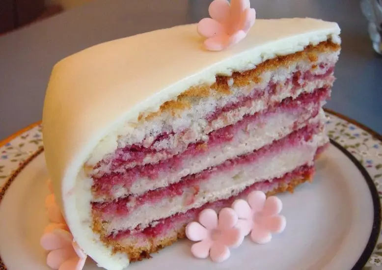 Cream Wedding Cake (44 mga larawan): Magagandang cake Dekorasyon para sa mga bulaklak sa kasal, disenyo ng pula at puting disyerto swans, cake puso na may protina cream sa stand 18876_31