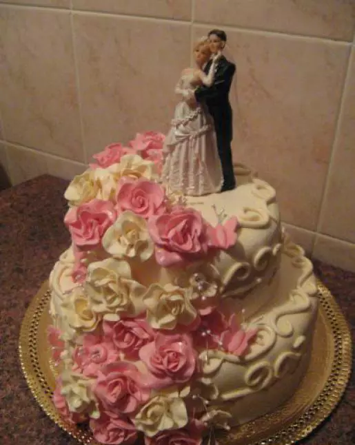 Krémes esküvői torta (44 fotó): Gyönyörű torta dekoráció esküvői virágok, piros és fehér sivatagi hattyúk, torta szív fehérje krémmel állvánnyal 18876_32