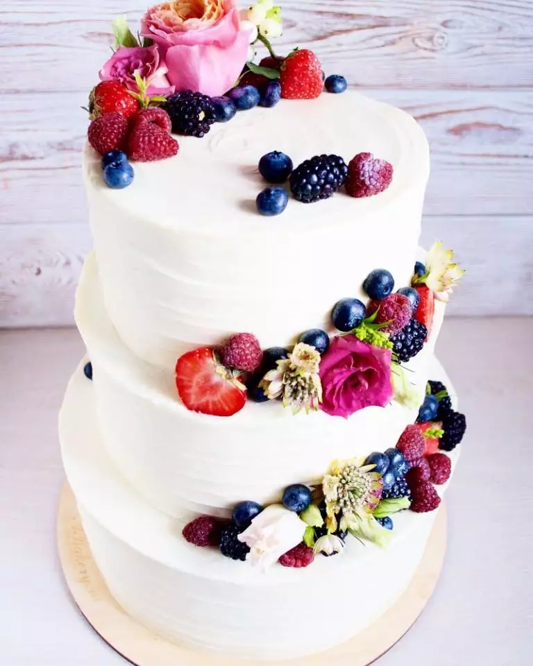 Cream Wedding Cake (44 mga larawan): Magagandang cake Dekorasyon para sa mga bulaklak sa kasal, disenyo ng pula at puting disyerto swans, cake puso na may protina cream sa stand 18876_33