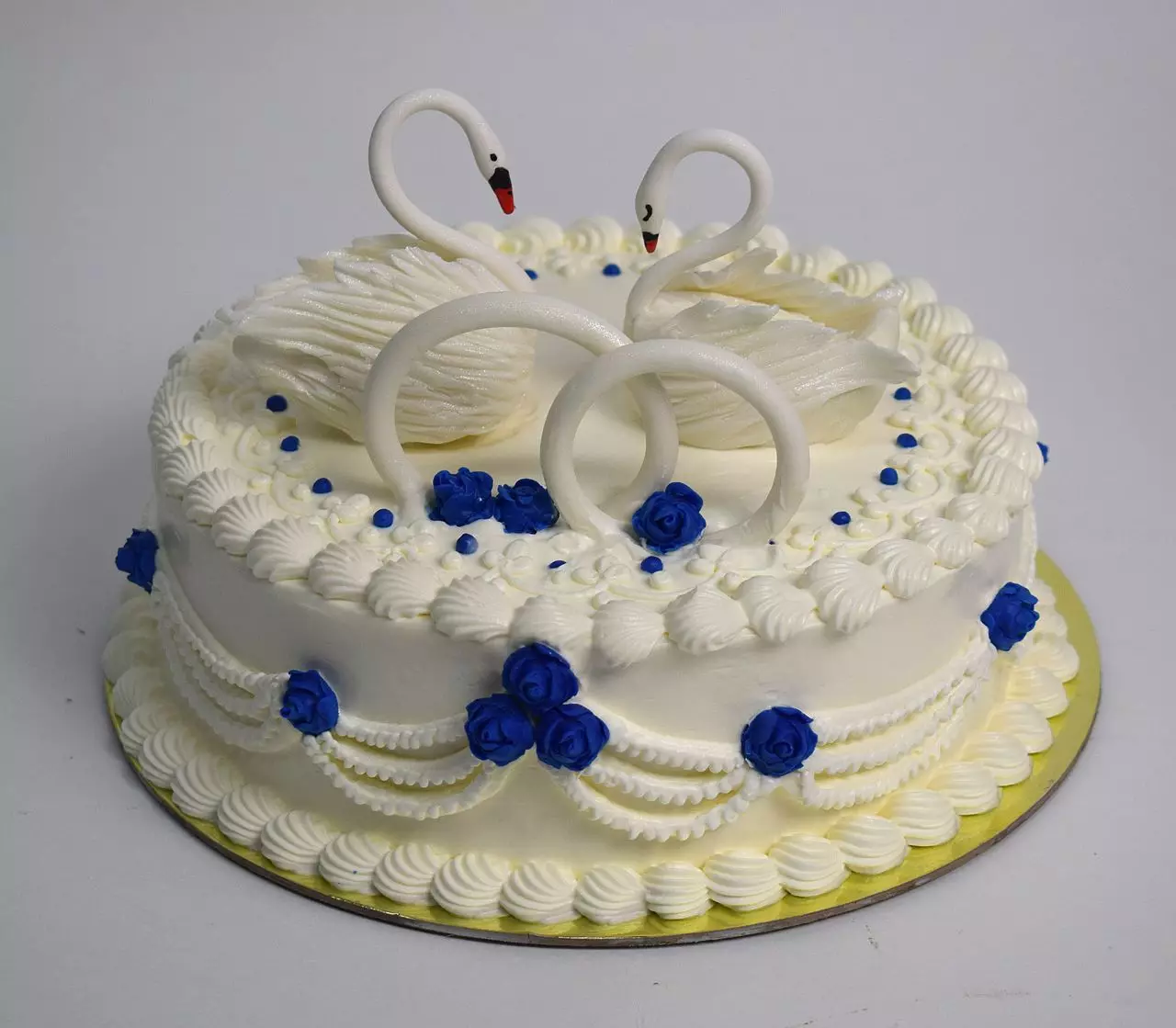 奶油婚禮蛋糕（44張照片）：婚禮花的美麗的蛋糕裝飾，紅色和白色沙漠天鵝的設計，與蛋白質奶油的蛋糕心臟在立場上 18876_35