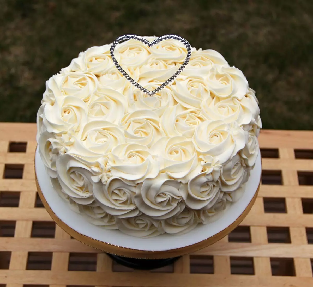奶油婚禮蛋糕（44張照片）：婚禮花的美麗的蛋糕裝飾，紅色和白色沙漠天鵝的設計，與蛋白質奶油的蛋糕心臟在立場上 18876_36