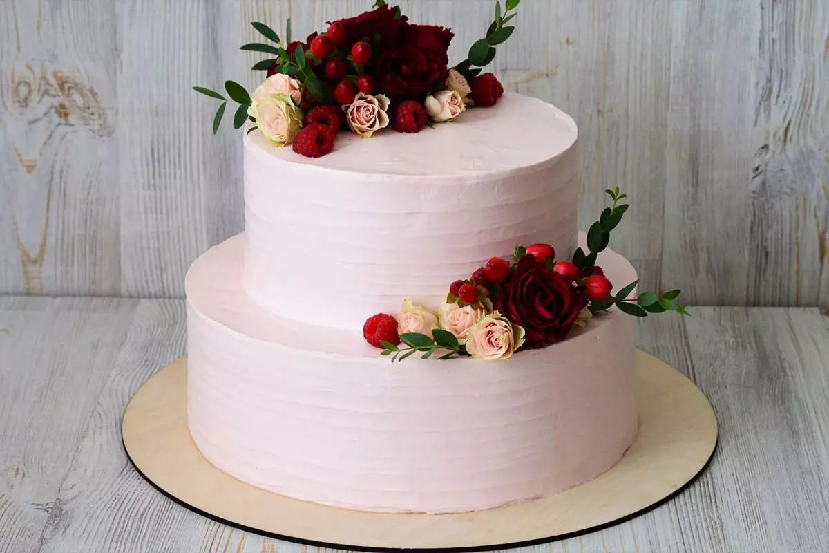Cream Wedding Cake (44 mga larawan): Magagandang cake Dekorasyon para sa mga bulaklak sa kasal, disenyo ng pula at puting disyerto swans, cake puso na may protina cream sa stand 18876_37