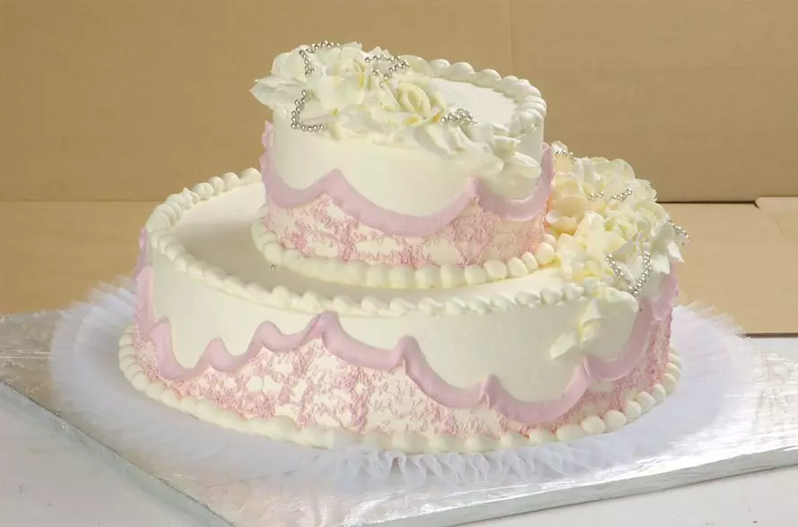 Cream Wedding Cake (44 billeder): Smuk kage dekoration til bryllup blomster, design af røde og hvide ørken svaner, kage hjerte med protein creme på stand 18876_38