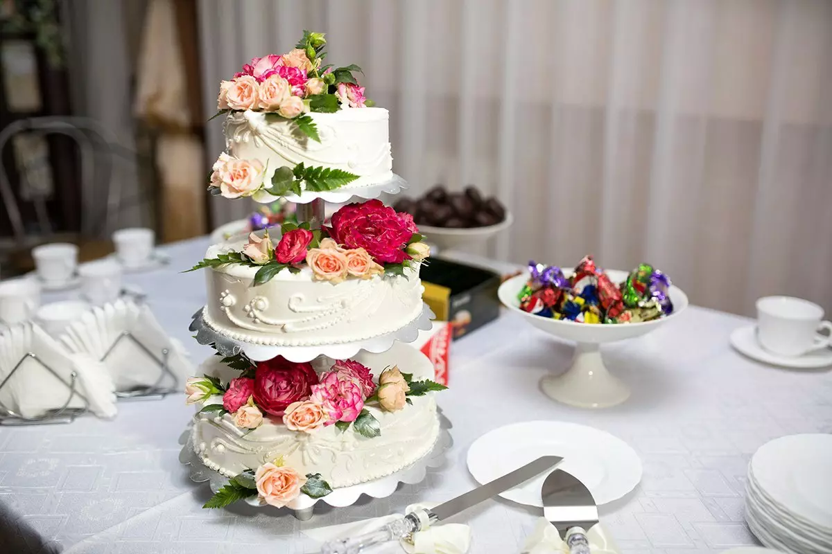 Grietinėlės vestuvių tortas (44 nuotraukos): graži tortų apdaila vestuvių gėlėms, raudonųjų ir baltų dykumos dizaino dizainas, tortas širdis su baltymų grietinėle 18876_39